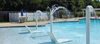 Beachy Retreat, Sleeps 8! Pools, Hot Tub, Gym, Playground, 2 min to Beach!