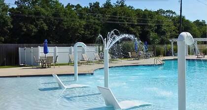 Beachy Retreat, Sleeps 8! Pools, Hot Tub, Gym, Playground, 2 min to Beach!