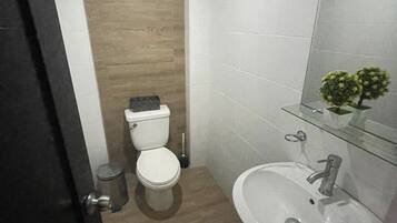 Toallas, jabón, shampoo, papel de baño