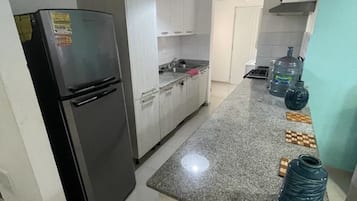 Refrigerador, microondas, horno y cafetera y tetera