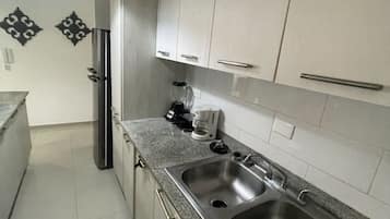 Refrigerador, microondas, horno y cafetera y tetera