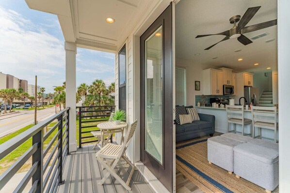 Outdoor dining - Beach Oasis Duplex | Oceanfront Luxe (Jacksonville Beach)