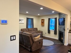 Smart TV, fireplace - The Greenstone House in Vermont’s Northeast Kingdom! (Burke)