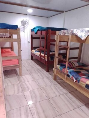 Dormitorio compartido básico | Wifi gratis y ropa de cama