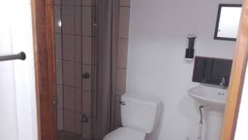 Pancuran mandi, tuala disediakan