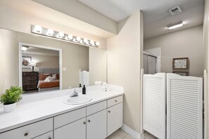 Amenidades de baño ecológicas, secadora de cabello, toallas 