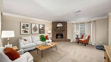 Smart-tv, eldstad och kontor