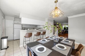 Dining - 2026 FIFA World Cup, 5 mi to Houston Stadium, 2BR in Houston (Houston)