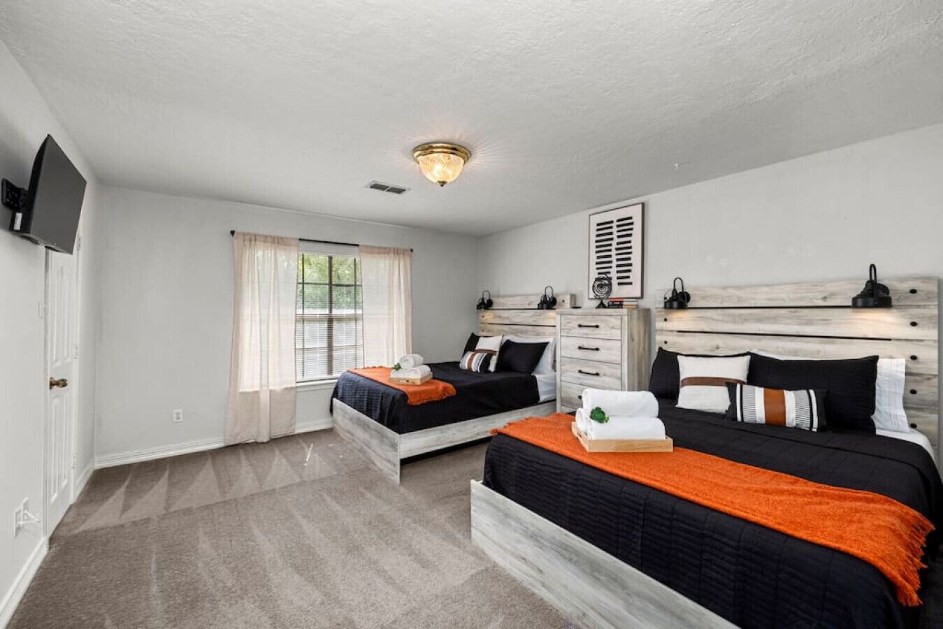 2 habitaciones, escritorio, tabla de planchar con plancha y wifi gratis 