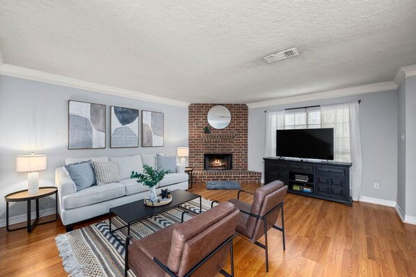 Smart TV, fireplace