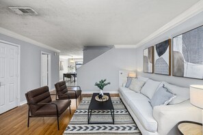 Una Smart TV, una chimenea, una oficina