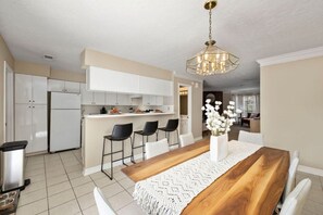 Dining - Spacious Dual Townhomes in Montrose Houston Sleeps 20 (Houston)