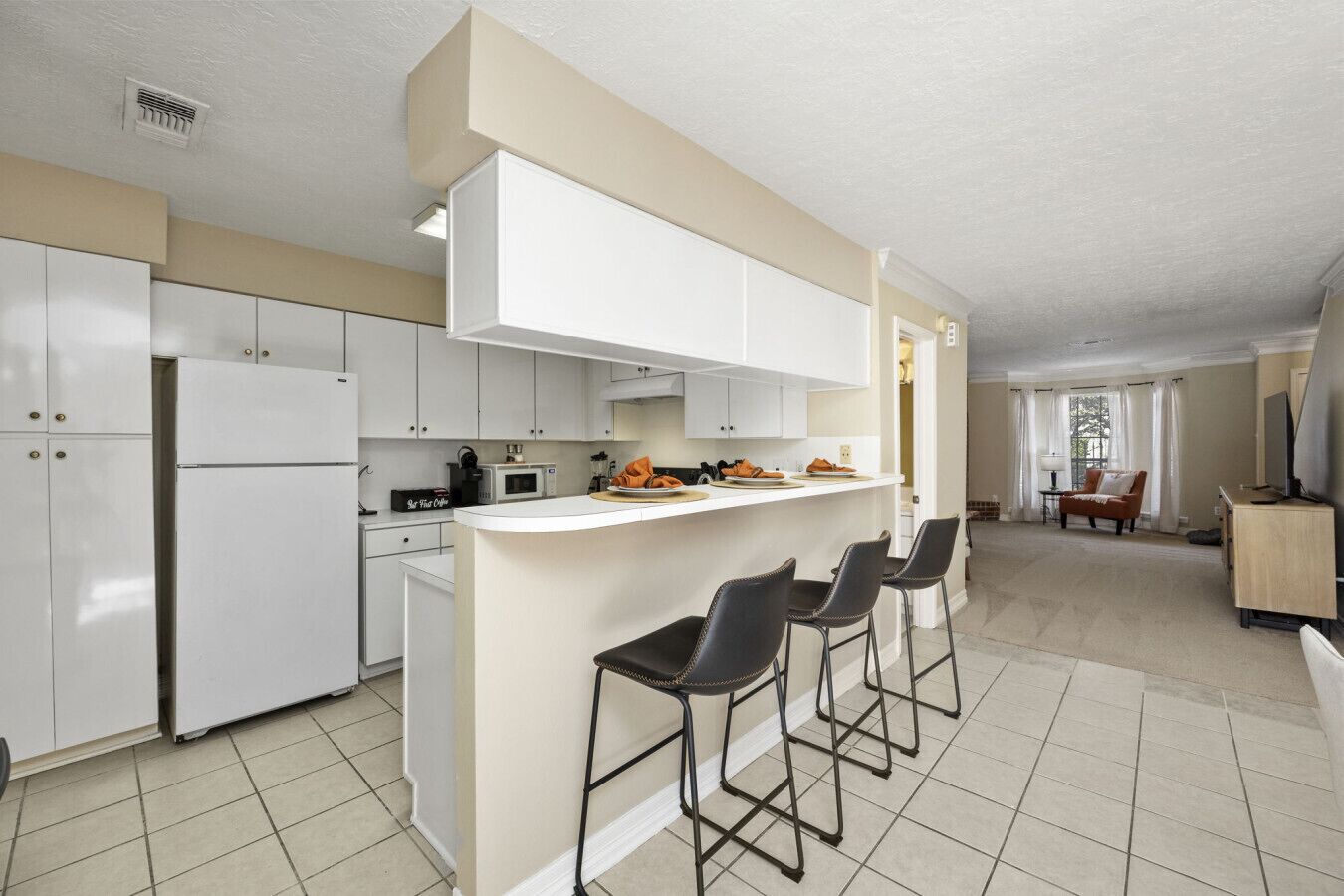 Kjøleskap, mikrobølgeovn, ovn og kokeplater