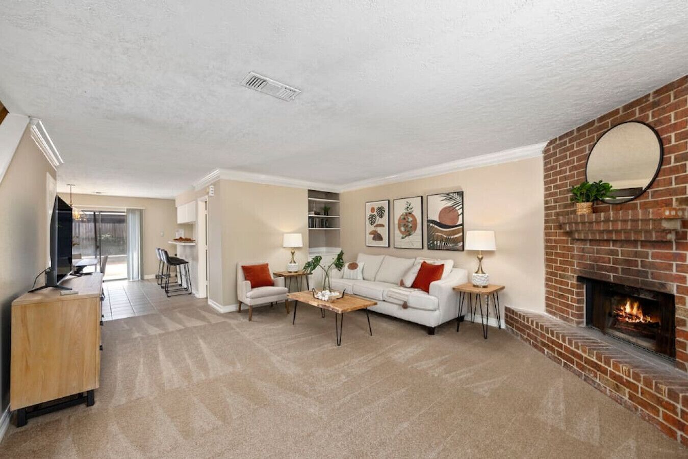 Televisor intel·ligent, llar de foc i llibres 