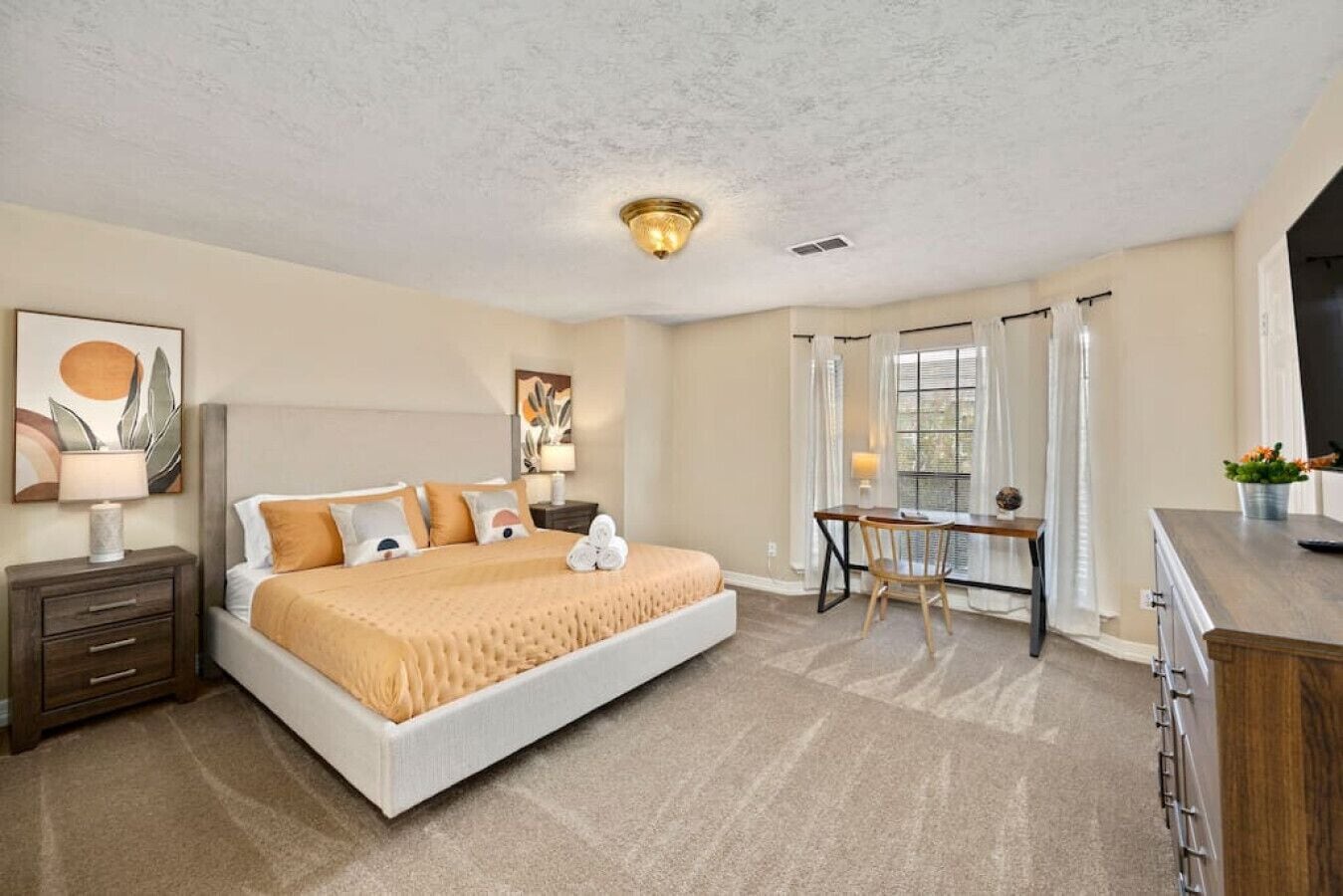 4 habitaciones, escritorio y tabla de planchar con plancha 