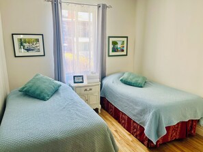 2 chambres, bureau, fer et planche à repasser, lit parapluie