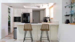 Coffee/tea maker, fridge, microwave, oven - Amazing Modern Retro Pool Home, with state of the art Jacuzzi hot tub (San Antonio)