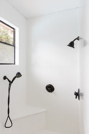 Douche, sèche-cheveux, serviettes fournies, savon