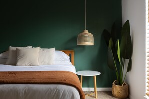 Room - Amazing Modern Retro Pool Home, with state of the art Jacuzzi hot tub (San Antonio)