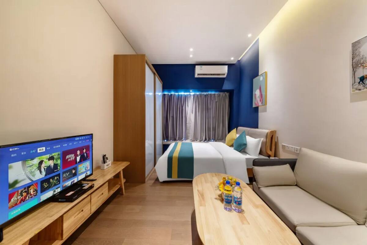 City studio | Een minibar met enkele gratis items, een bureau, een laptopwerkplek