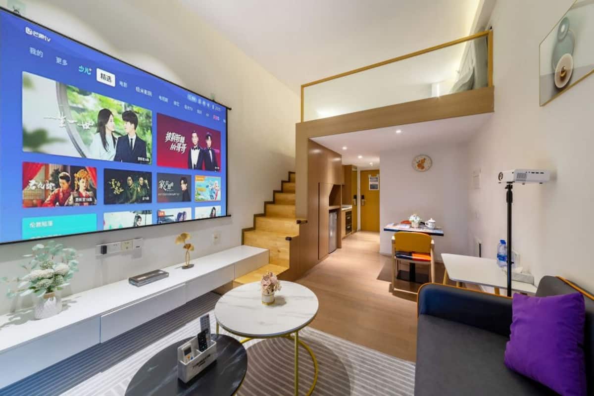 Design maisonnette | Woonruimte | Een 50-inch lcd-televisie met digitale zenders en een kantoor