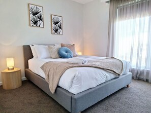 6 bedrooms, iron/ironing board, WiFi, bed sheets - Hildeton Pool House - Beautiful large home in Shepparton (Shepparton North)