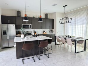 Fridge, microwave, oven, stovetop - Luxury 5BR/4BA, Sleep 10 home w. pool near Disney (Davenport)