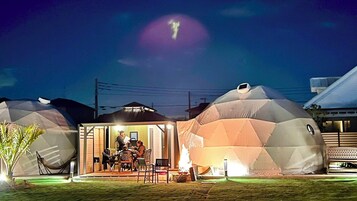 Escritorio, wifi gratis y ropa de cama 