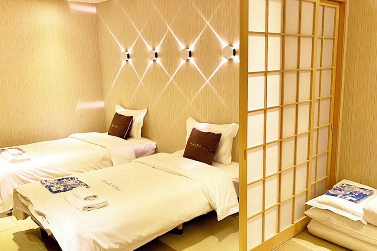 Premium Room, No pets allowed | 1 bedroom, desk, free WiFi, bed sheets