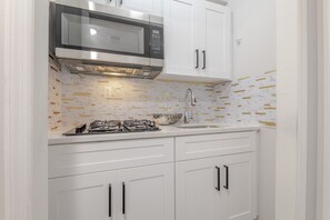 Geladeira, micro-ondas, cooktop, cafeteira/chaleira