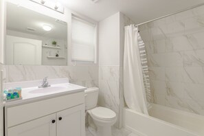 Hårføner, håndklær, såpe og sjampo