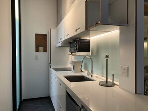 Fridge, oven, stovetop, dishwasher