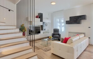 Tv, dvd-afspiller, stereoanlæg