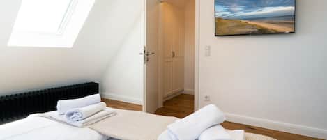 3 chambres, coffres-forts dans les chambres, bureau