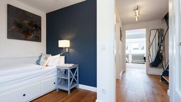 3 bedrooms, in-room safe, desk, iron/ironing board