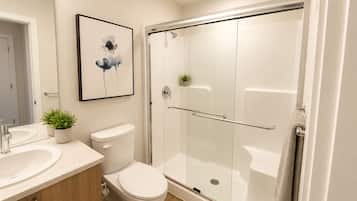Hair dryer, towels, shampoo, toilet paper