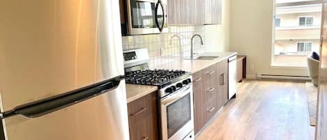 Réfrigérateur, micro-ondes, four, plaque de cuisson