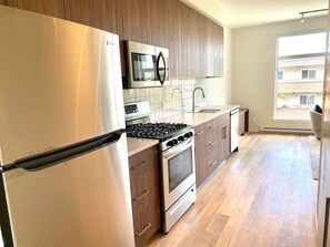 Fridge, microwave, oven, stovetop - Lovely One Bedroom Suite in Downtown Sidney (Sidney)