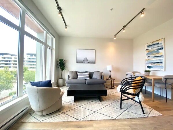 Smart TV - Lovely One Bedroom Suite in Downtown Sidney (Sidney)