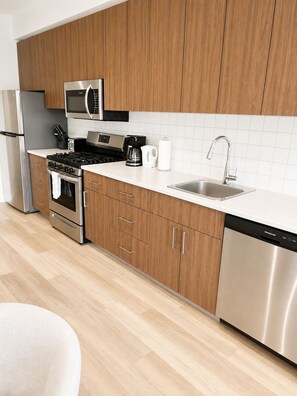 Fridge, microwave, oven, stovetop - Charming Condo in Sidney! (Sidney)