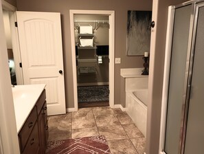 吹风机、毛巾、肥皂、洗发水