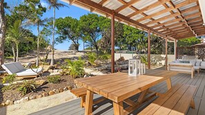 Outdoor dining - Cute Beach Cottage - Absolute Beach Front. (Noraville)