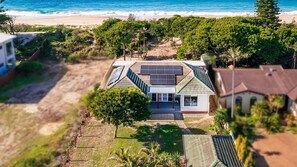 Exterior - Cute Beach Cottage - Absolute Beach Front. (Noraville)