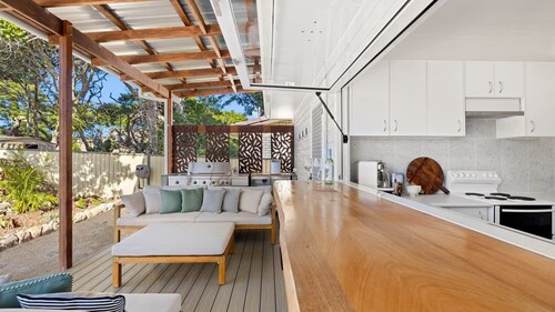 Cute Beach Cottage - Absolute Beach Front.