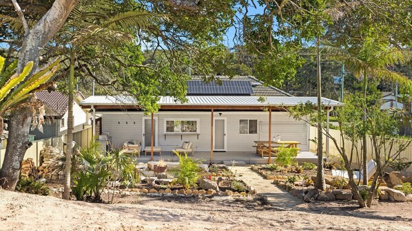 Exterior - Cute Beach Cottage - Absolute Beach Front. (Noraville)