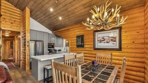 Dining - Luxurious 2BDR in Deer Valley with Hot Tub (Park City)