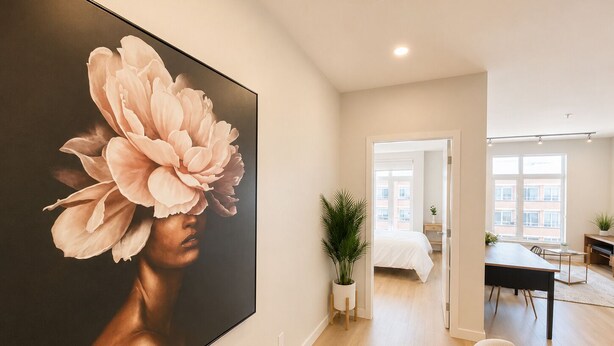 Un interior moderno con una gran obra de arte floral en la pared, un comedor y vistas al exterior.