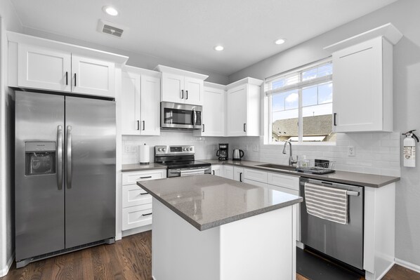 Kühlschrank, Mikrowelle, Ofen, Herdplatte