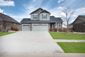 Exterior - Modern Home w/ 2 Private Suites & Family-Friendly Amenities - Mins to DIA (Aurora)