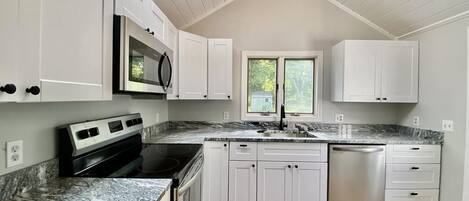 冷蔵庫、電子レンジ、オーブン、コンロ